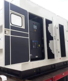 Una planta eléctrica encaminada con las puertas abiertas sobre una cama baja