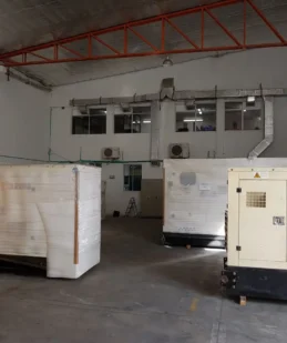 Plantas Eléctricas de color blanco almacenadas en una bodega